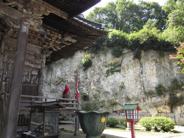 観音堂と岩壁